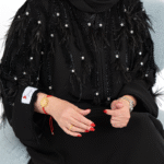 عباية أنيقة مزينة بالريش والكريستال