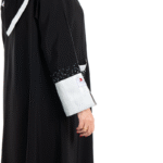 ⁦عباءة سوداء بتصميم كلاسيكي مع تفاصيل بيضاء أنيقة⁩ - الصورة ⁦3⁩
