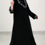 عباءة سوداء مطرزة بالزهور اللامعة - الصورة 3