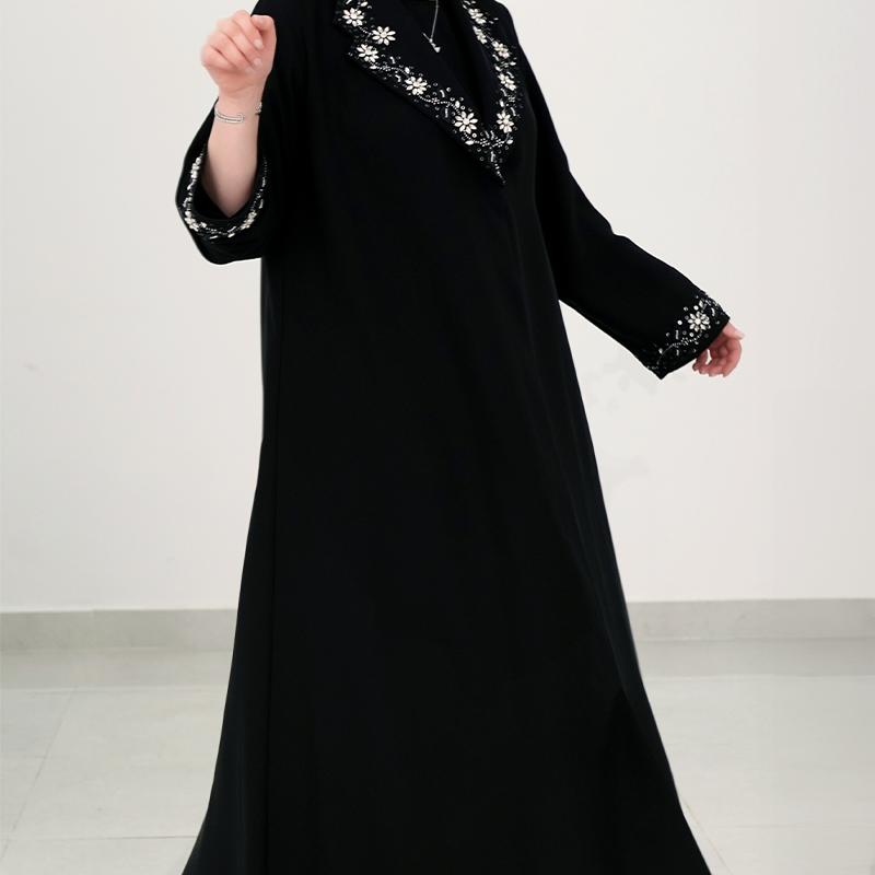 Artboard 103 عباءة سوداء مطرزة بالزهور اللامعة - الصورة 3