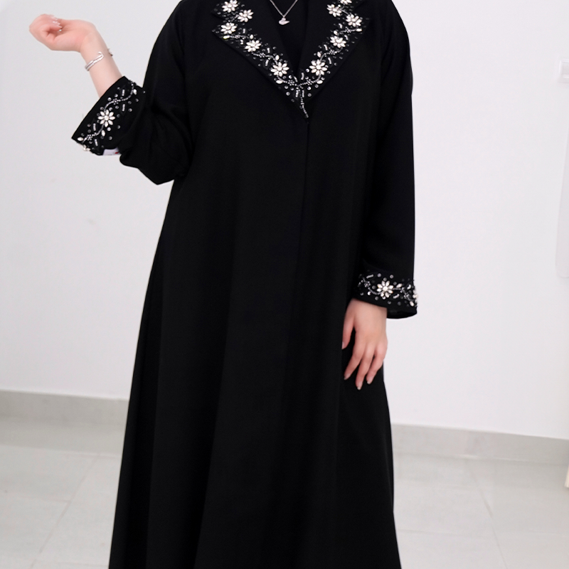 Artboard 104 عباءة سوداء مطرزة بالزهور اللامعة - الصورة 2