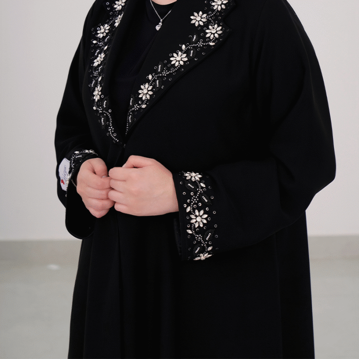 ⁦عباءة سوداء مطرزة بالزهور اللامعة⁩ - الصورة ⁦1⁩