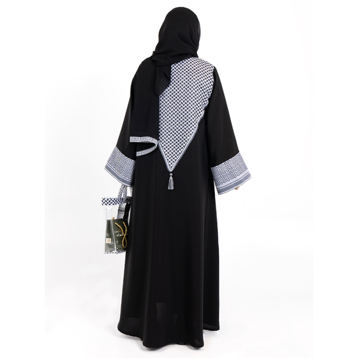 ⁦عباءة أنيقة بتطريز الكوفية الفلسطينية⁩ - الصورة ⁦4⁩