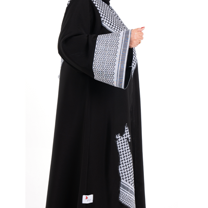 ⁦عباءة أنيقة بتطريز الكوفية الفلسطينية⁩ - الصورة ⁦2⁩