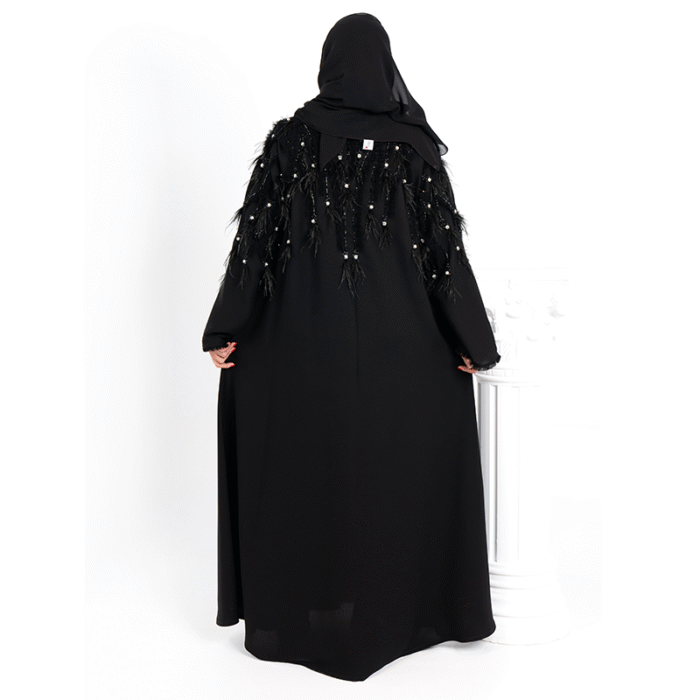 ⁦عباية أنيقة مزينة بالريش والكريستال⁩ - الصورة ⁦2⁩