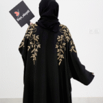 عباءة سوداء مزينة بزخارف ذهبية فاخرة - الصورة 4