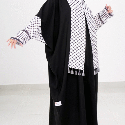 عباءة مستوحاة من الكوفية الفلسطينية