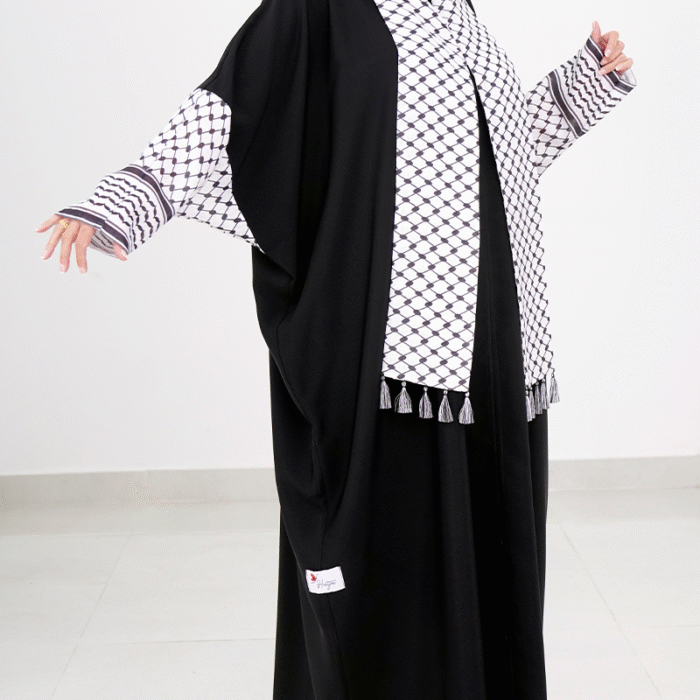 ⁦عباءة مستوحاة من الكوفية الفلسطينية⁩ - الصورة ⁦1⁩