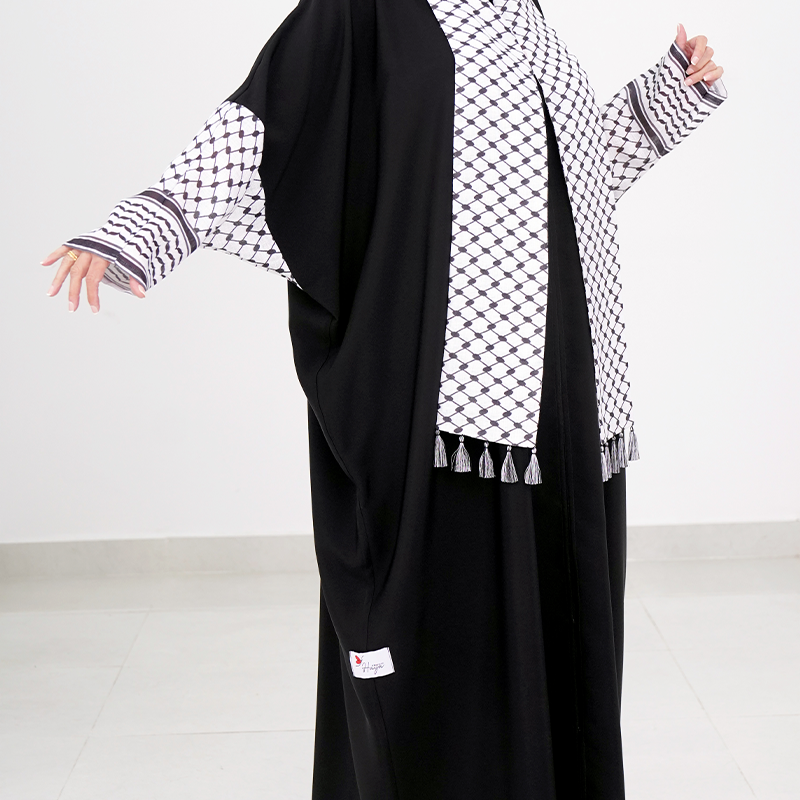 Artboard 28 عباءة مستوحاة من الكوفية الفلسطينية - الصورة 1