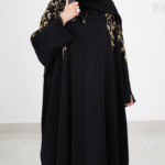 عباءة سوداء مزينة بزخارف ذهبية فاخرة