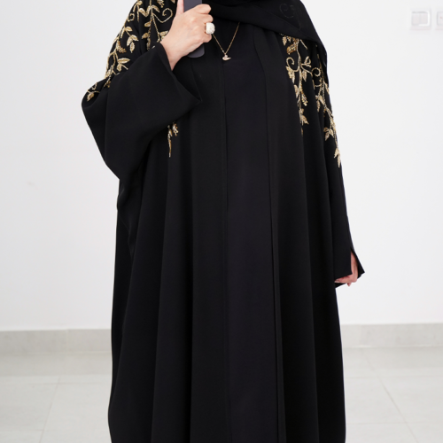 عباءة سوداء مزينة بزخارف ذهبية فاخرة