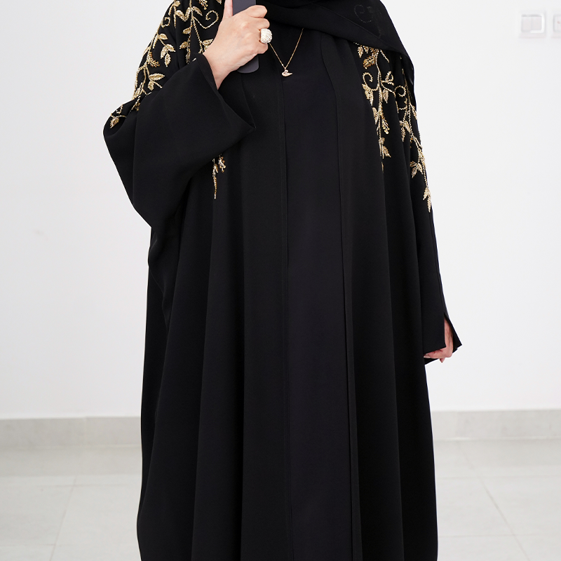 Artboard 31 (1) عباءة سوداء مزينة بزخارف ذهبية فاخرة - الصورة 1
