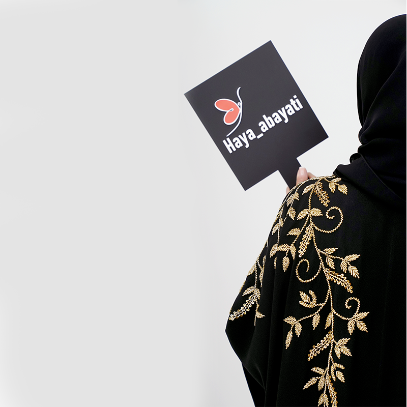 Artboard 32 عباءة سوداء مزينة بزخارف ذهبية فاخرة - الصورة 2