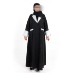 عباءة سوداء بتصميم كلاسيكي مع تفاصيل بيضاء أنيقة