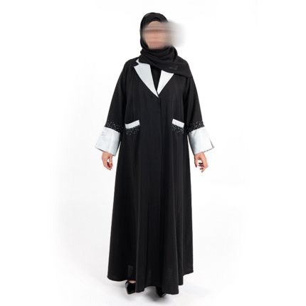 عباءة سوداء بتصميم كلاسيكي مع تفاصيل بيضاء أنيقة