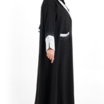 ⁦عباءة سوداء بتصميم كلاسيكي مع تفاصيل بيضاء أنيقة⁩ - الصورة ⁦2⁩