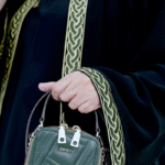 عباءة سوداء أنيقة بزخارف ذهبية متشابكة - الصورة 2