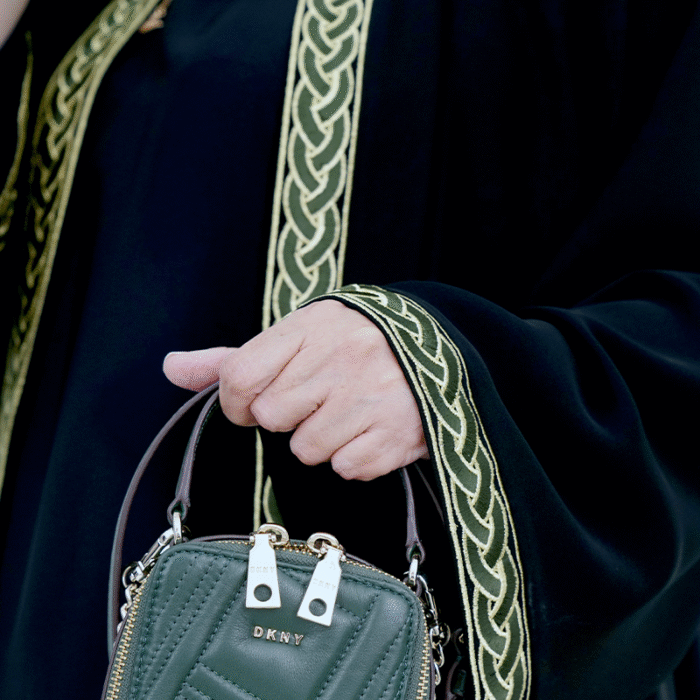 ⁦عباءة سوداء أنيقة بزخارف ذهبية متشابكة⁩ - الصورة ⁦2⁩