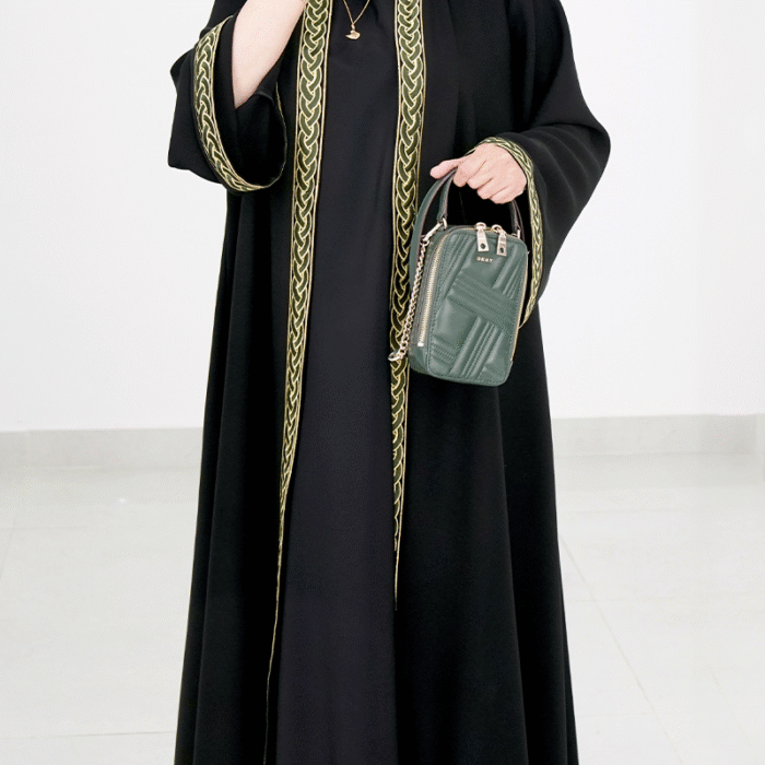⁦عباءة سوداء أنيقة بزخارف ذهبية متشابكة⁩ - الصورة ⁦1⁩