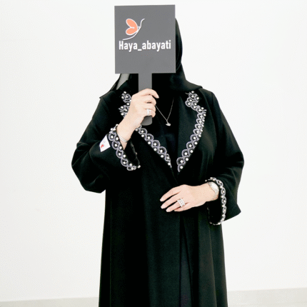عباءة سوداء أنيقة بزخارف ذهبية متشابكة