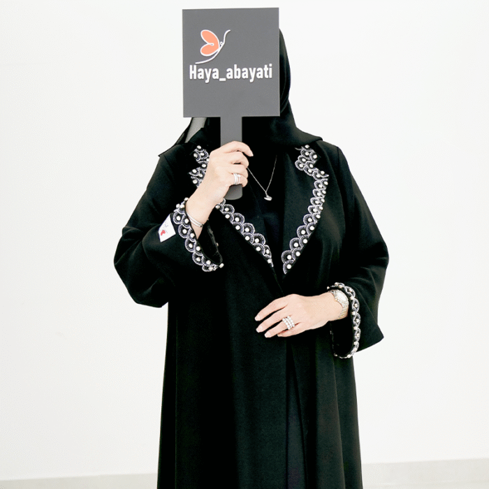 ⁦عباءة سوداء أنيقة بزخارف ذهبية متشابكة⁩ - الصورة ⁦1⁩