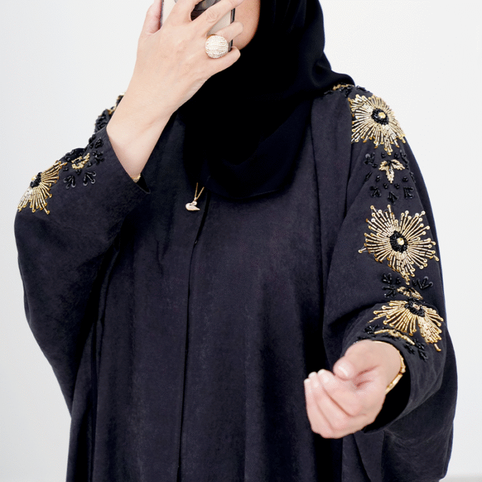 ⁦عباءة سوداء بتطريز ذهبي متألق على الأكمام⁩ - الصورة ⁦2⁩