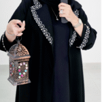 عباءة سوداء أنيقة بزخارف ذهبية متشابكة - الصورة 2