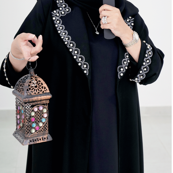 ⁦عباءة سوداء أنيقة بزخارف ذهبية متشابكة⁩ - الصورة ⁦2⁩