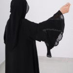 عباءة سوداء بأكمام واسعة وزخارف دقيقة - الصورة 3
