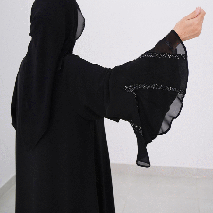 ⁦عباءة سوداء بأكمام واسعة وزخارف دقيقة⁩ - الصورة ⁦3⁩