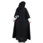 ⁦عباءة سوداء بتصميم كلاسيكي مع تفاصيل بيضاء أنيقة⁩ - الصورة ⁦4⁩