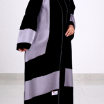 ⁦عباءة سوداء بتصميم عصري مع لمسات رمادية متباينة⁩ - الصورة ⁦3⁩