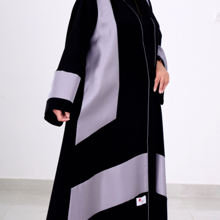 عباءة سوداء بتصميم عصري مع لمسات رمادية متباينة