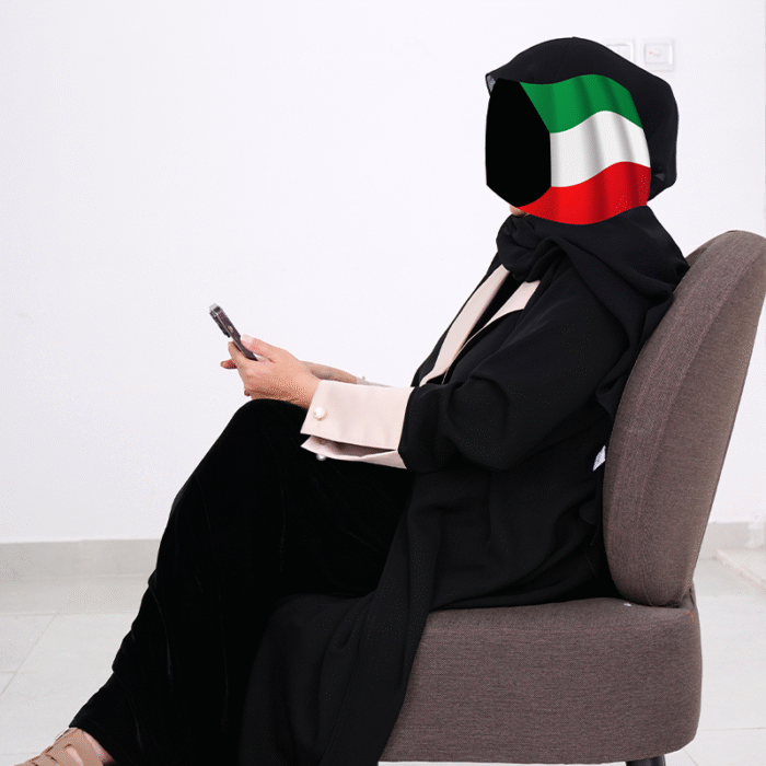 ⁦عباءة سوداء بلمسات بيج فاخرة وتصميم عصري⁩ - الصورة ⁦2⁩