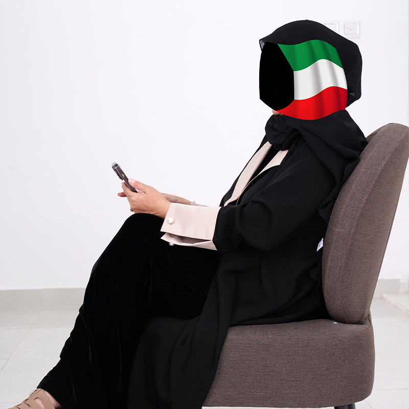 Artboard 57 عباءة سوداء بلمسات بيج فاخرة وتصميم عصري - الصورة 2