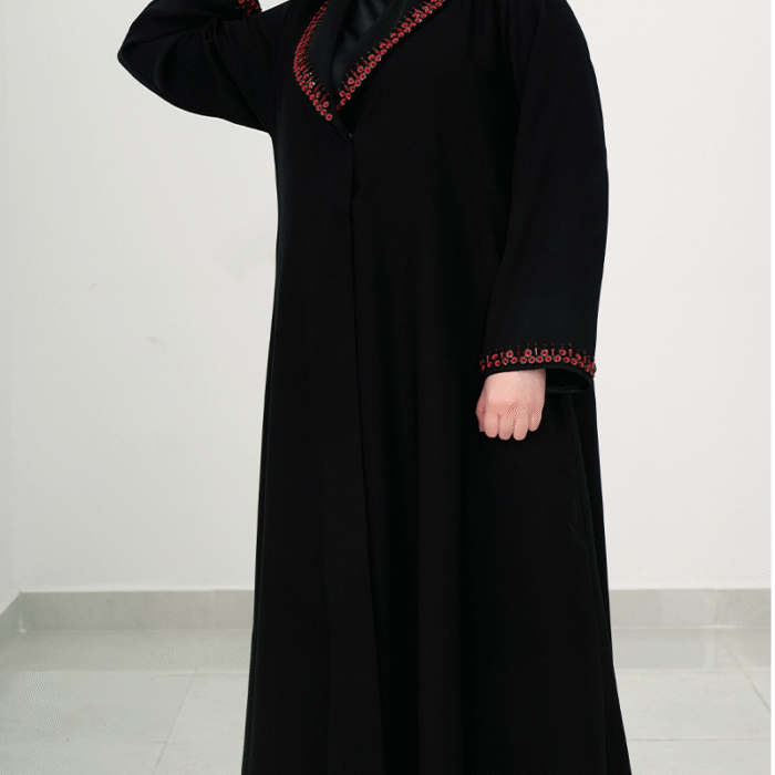 ⁦عباءة أنيقة باللون الأسود مع تطريزات حمراء مميزة⁩ - الصورة ⁦4⁩