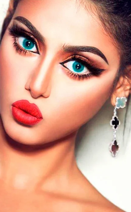 عدسة شايلا فيروزية